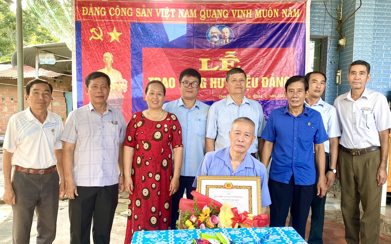 Ông Huỳnh Minh Lý - Phó Bí thư thường trực huyện uỷ trao huy hiệu 40 năm tuổi đảng cho Nguyên Phó Chủ tịch UBND huyện.