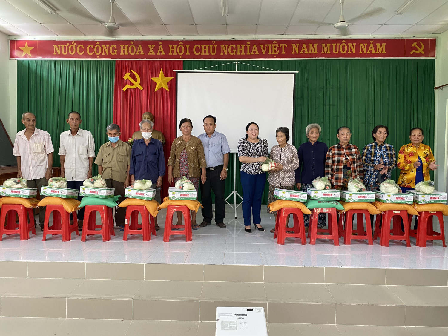 Hội Nông dân huyện Tân Biên trao 60 phần quà cho hội viên có hoàn cảnh khó khăn xã Biên giới Hoà Hiệp