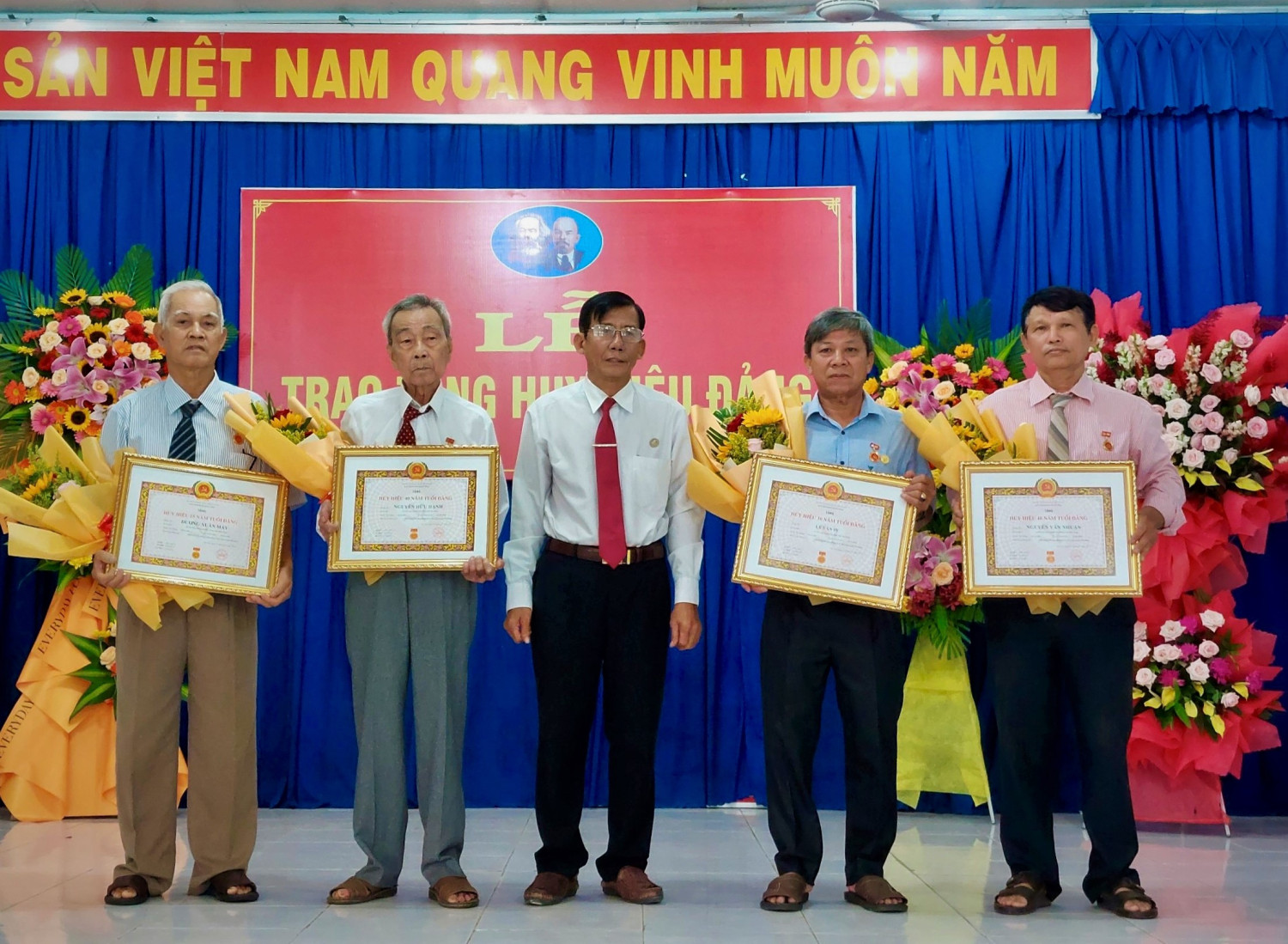 Tân Biên trao Huy hiệu Đảng cho 4 đảng viên  thuộc Đảng bộ xã Tân Lập