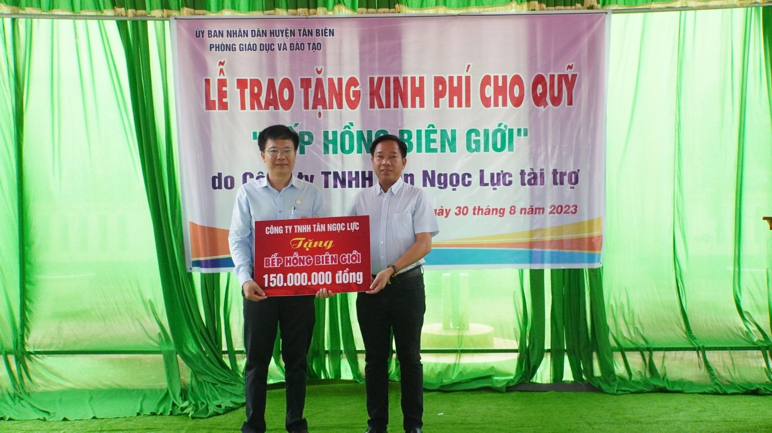 Công ty TNHH Tân Ngọc Lực trao tặng kinh phí cho quỹ “bếp hồng biên giới”