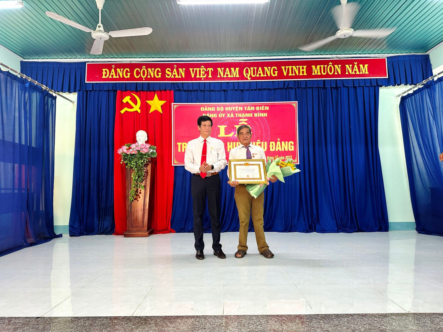 Tân Biên Trao huy hiệu 50, 30 năm tuổi Đảng cho đảng viên thuộc Đảng bộ xã Thạnh Bình