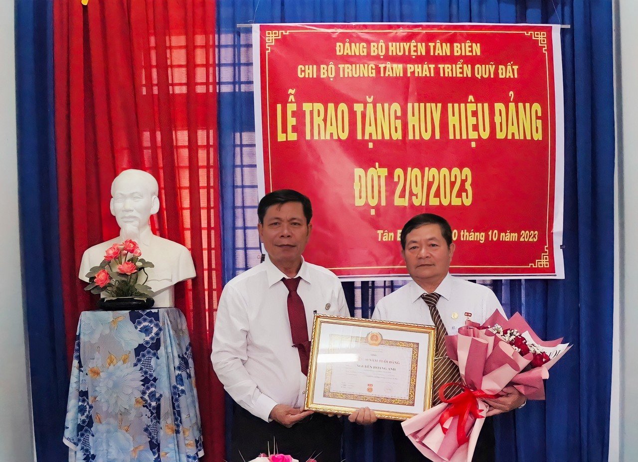 Trao huy hiệu 30 năm tuổi đảng cho Giám đốc Trung tâm phát triển quỹ đất huyện