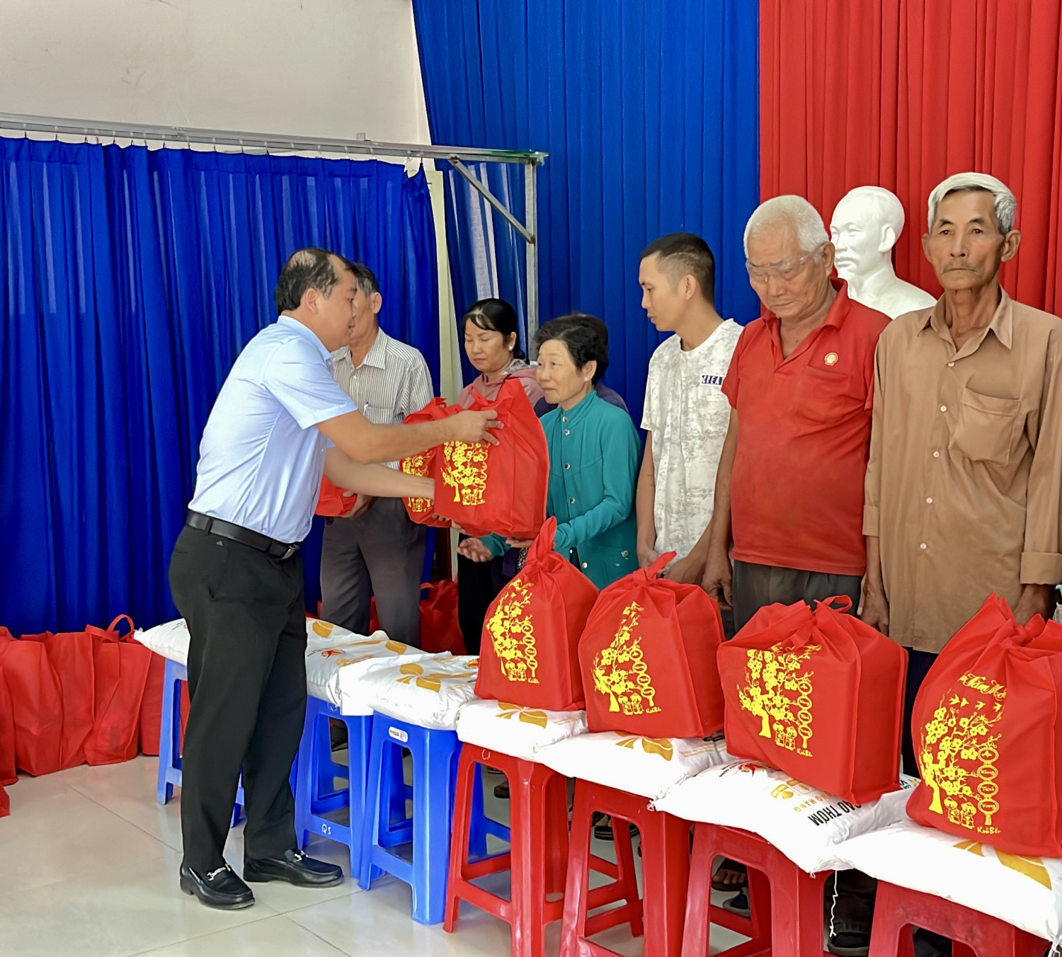 Ông Võ Đức Trong – Phó Chủ tịch Thường trực UBND tỉnh trao 300 phần quà tết cho hộ nghèo, hộ khó khăn huyện Tân Biên