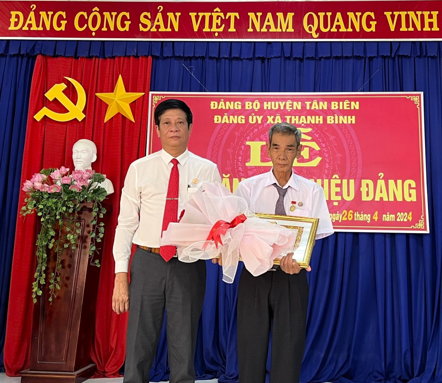 Tân Biên Trao huy hiệu 50 năm tuổi Đảng cho đảng viên thuộc Đảng ủy xã Thạnh Bình