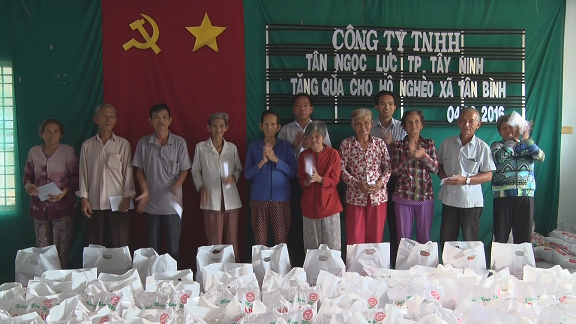 Công ty TNHH Tân Ngọc Lực trao quà tết cho các hộ nghèo
