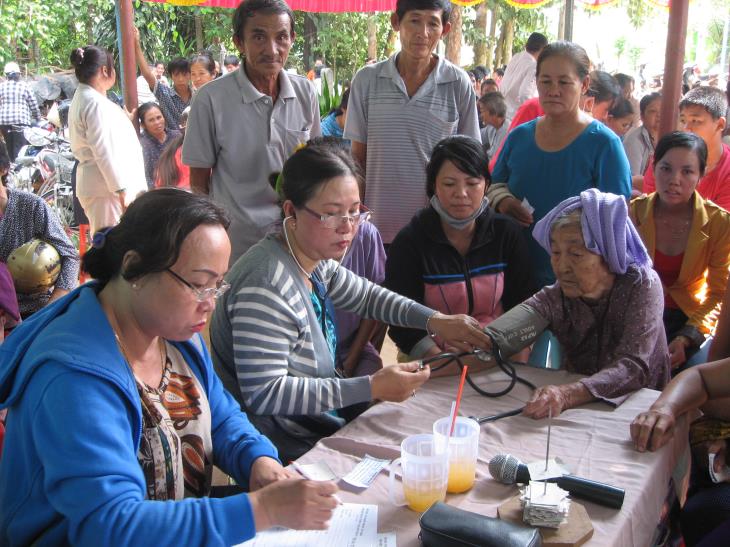 Xã Thạnh Bình: Khám bệnh tặng quà cho hộ nghèo và gia đình chính sách
