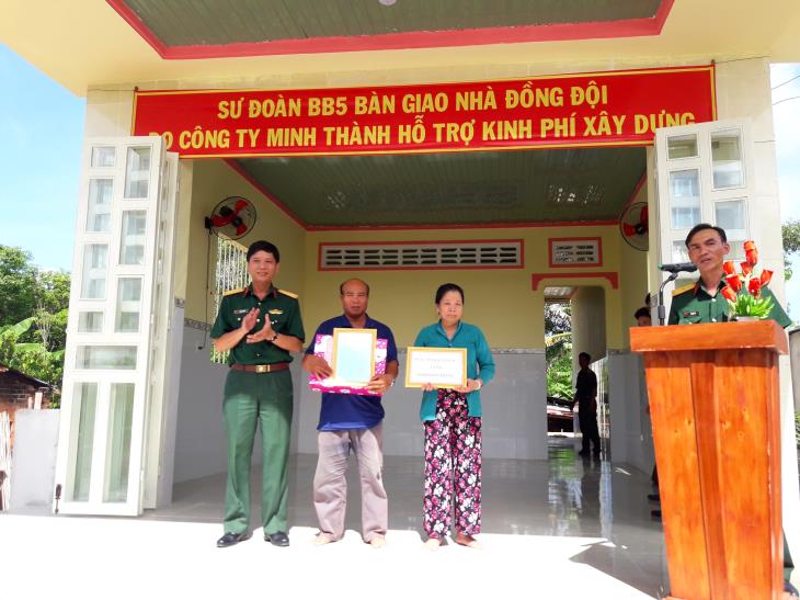 Sư đoàn BB5: Trao tặng nhà tình nghĩa cho gia đình đồng đội tại xã Tân Phong