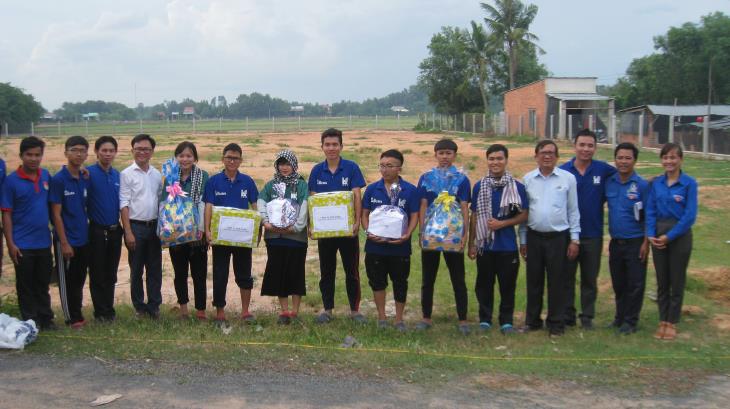 Lãnh đạo huyện Tân Biên: Thăm, tặng quà sinh viên tình nguyện hè 2018