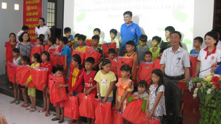 Doanh nghiệp Phường Bình Trị Đông B- Thành phố Hồ Chí Minh tặng 120 phần quà cho học sinh nghèo hiếu học xã Tân Lập