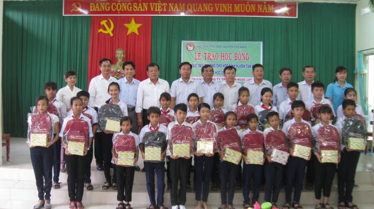  Chủ tịch UBND tỉnh Phạm Văn Tân trao học bổng 