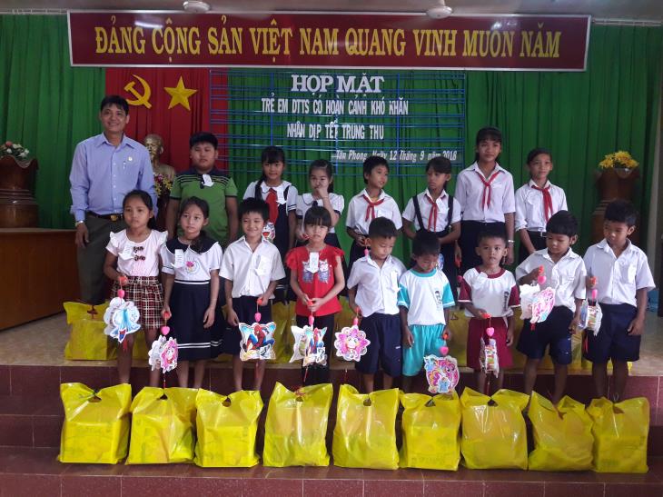  Tân Biên: Trao tặng 100 phần quà Tết trung thu cho trẻ em dân tộc thiểu số