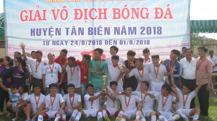  Đội bóng đá xã Tân Phong vô địch toàn huyện năm 2018