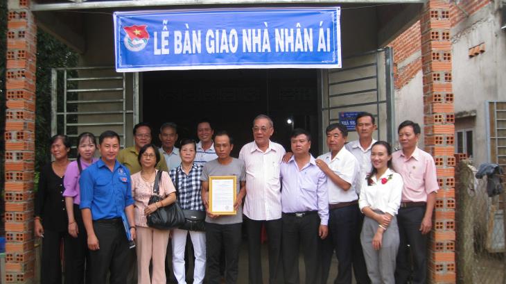 Trao tặng nhà nhân ái cho gia đình đội viên thị trấn Tân Biên