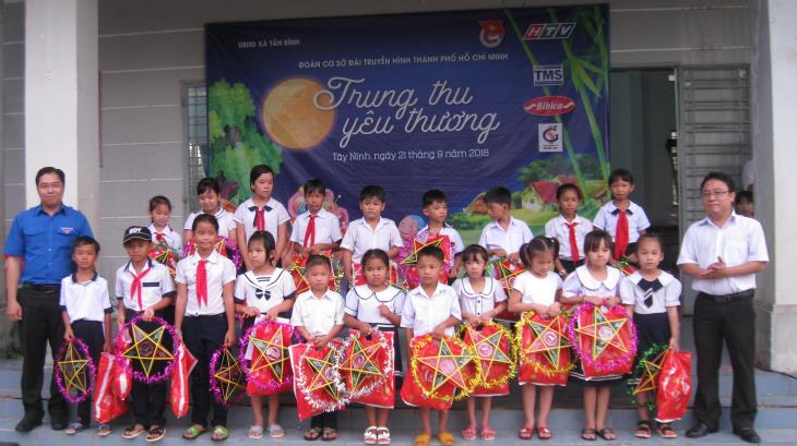  Đài truyền hình thành phố Hồ Chí Minh tặng quà trung thu cho trẻ em huyện Tân Biên.
