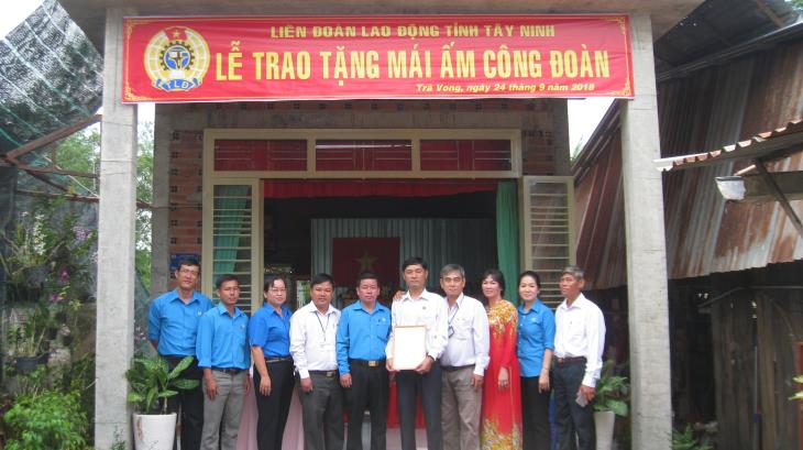  LĐLĐ tỉnh Tây Ninh trao tặng 3 căn nhà 