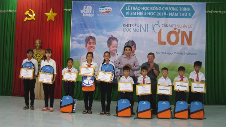 Viettel Tây Ninh trao tặng học bổng 