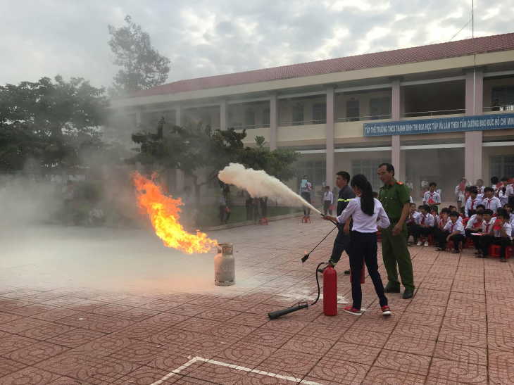  Tập huấn kỹ năng Phòng cháy, chữa cháy và cứu nạn cứu hộ cho giáo viên và học sinh Trường THCS Thạnh Bình.