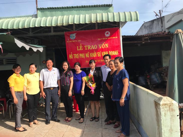 Hội LHPN tỉnh Tây Ninh trao vốn khởi nghiệp cho phụ nữ huyện Tân Biên
