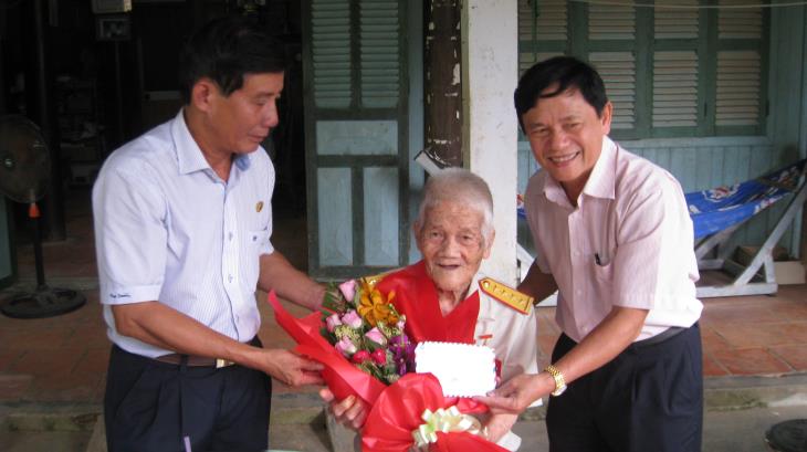 Lãnh đạo tỉnh Tây Ninh thăm, Mừng thọ đảng viên 90 tuổi tại huyện Tân Biên