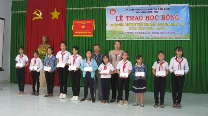 Tân Biên: Trao tặng học bổng 