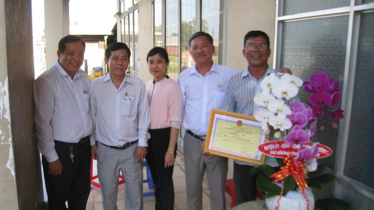 Lãnh đạo huyện Tân Biên: Thăm, chúc mừng các doanh nghiệp và doanh nhân tiêu biểu.