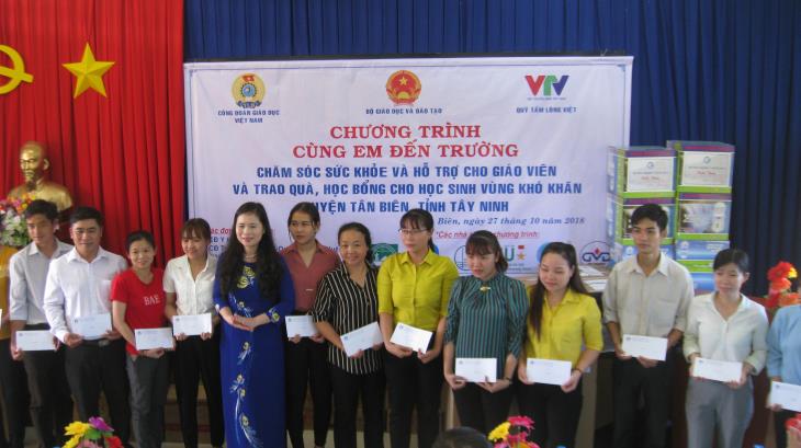  Công đoàn Giáo dục Việt Nam thăm, khám bệnh, tặng quà cho giáo viên và học sinh huyện Tân Biên