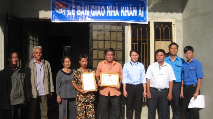 Trao tặng nhà nhân ái cho gia đình đoàn viên thị trấn Tân Biên