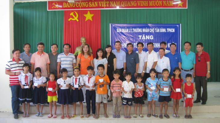 Trao tặng 100 thẻ BHYT cho học sinh huyện Tân Biên