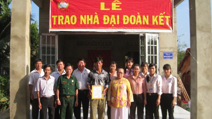  Trao tặng nhà ĐĐK cho hộ nghèo thị trấn Tân Biên