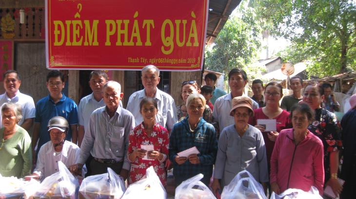 Trao tặng  quà tết cho hộ nghèo huyện Tân Biên