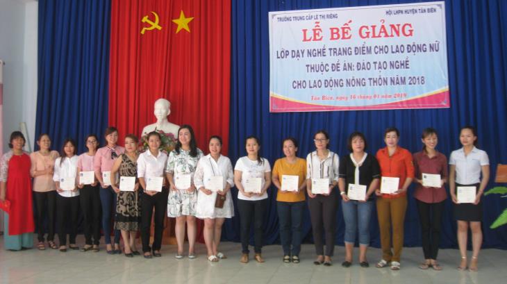 Bế giảng 2 lớp dạy nghề trang điểm cho lao động nữ nông thôn huyện Tân Biên