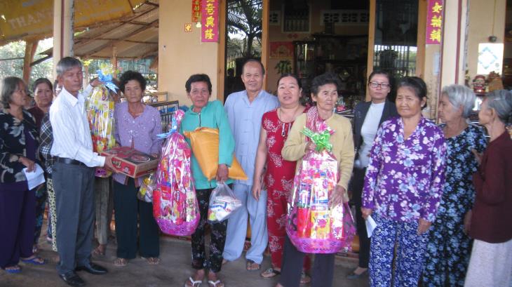 Xã Thạnh Bình: Trao tặng hơn 100 phần quà tết cho hộ nghèo