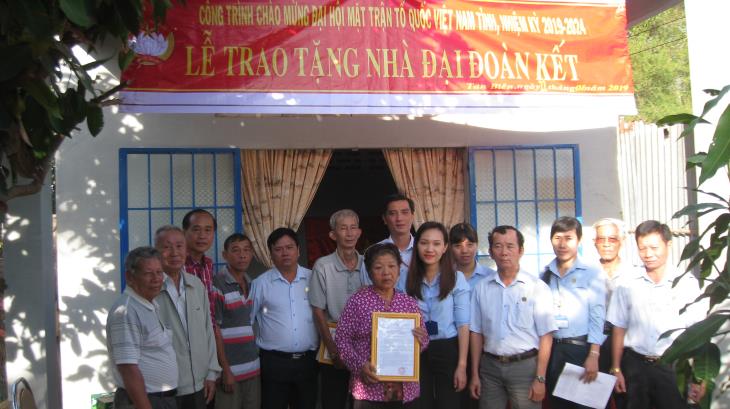 Trao tặng nhà Đại đoàn kết cho hộ cận nghèo thị trấn Tân Biên
