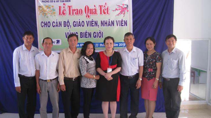 Công đoàn Sở Giáo dục & Đào tạo tỉnh Tây Ninh thăm, trao quà tết cho cán bộ, giáo viên và nhân viên khu dân cư biên giới Chàng Riệc.