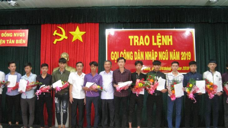 Tân Biên: Trao lệnh gọi công dân nhập ngũ năm 2019