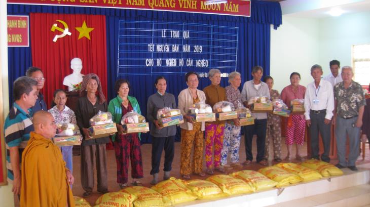 Tịnh xá Trúc Lâm: Trao 120 Phần quà tết cho hộ nghèo xã Thạnh Bình và thị trấn Tân Biên.