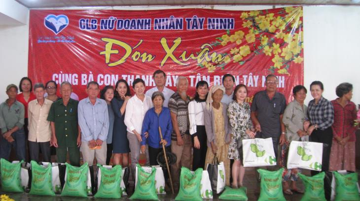 Phó chủ tịch UBND tỉnh Trần Văn Chiến trao quà tết cho hộ nghèo xã Thạnh Tây