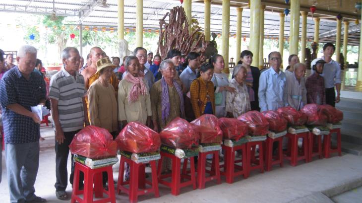  Tịnh xá Trúc Lâm: Trao hơn 300 Phần quà tết cho hộ nghèo, hộ có hoàn cảnh khó khăn.