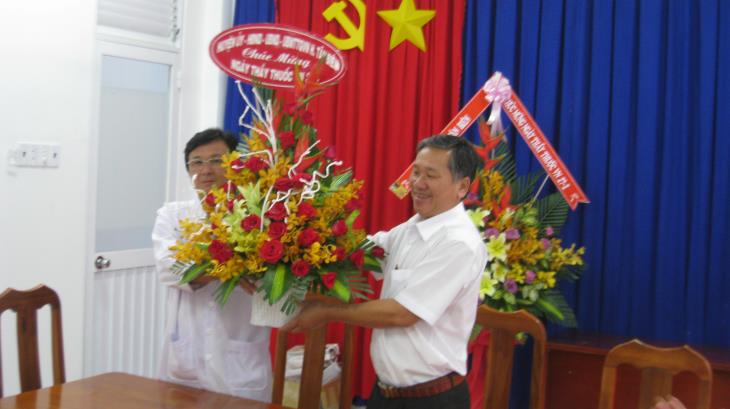  Lãnh đạo huyện Tân Biên thăm, chúc mừng ngày thày thuốc Việt Nam