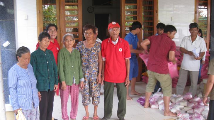  Xã Tân Lập (huyện Tân Biên): Trao tặng quà tết cho hộ nghèo