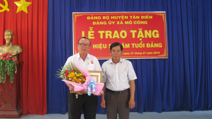 Phó Bí thư Huyện ủy Tân Biên Huỳnh Minh Lý trao huy hiệu 50 tuổi Đảng cho đảng viên xã Mỏ Công