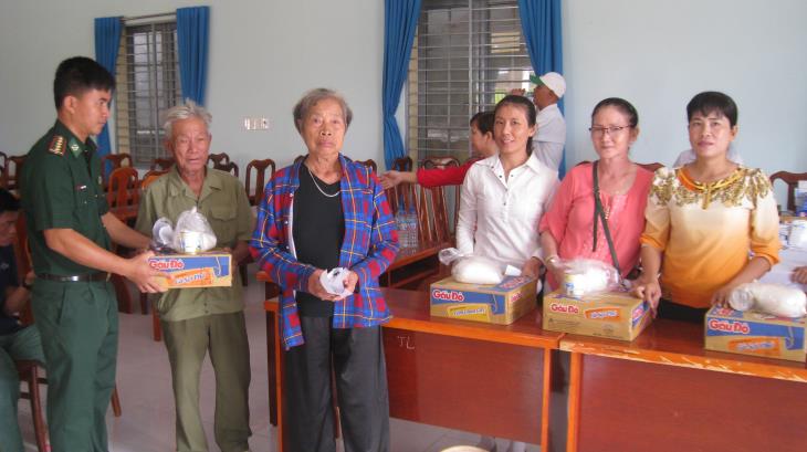  Khám, cấp thuốc điếu trị bệnh miễn phí và tặng quà cho đối tượng chính sách và người nghèo xã Tân Lập