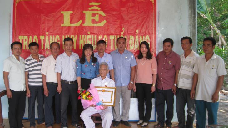 Tân Biên: Trao huy hiệu 50 năm tuổi đảng cho đảng viên xã Thạnh Bình