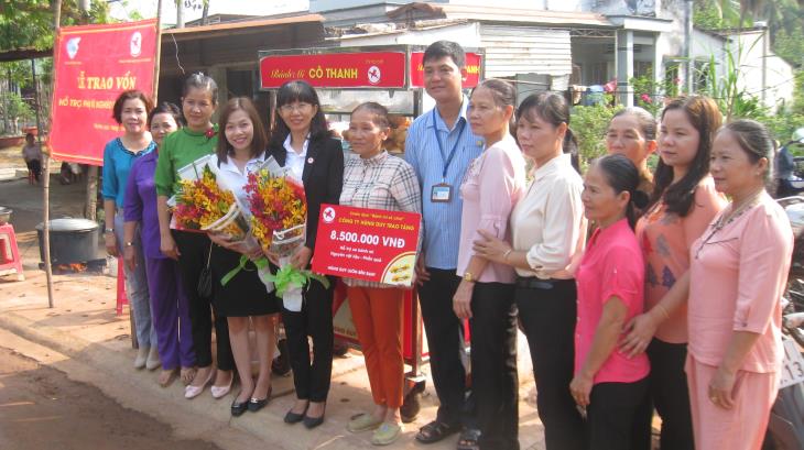  Trao vốn và phương tiện kinh doanh cho phụ nữ huyện Tân Biên