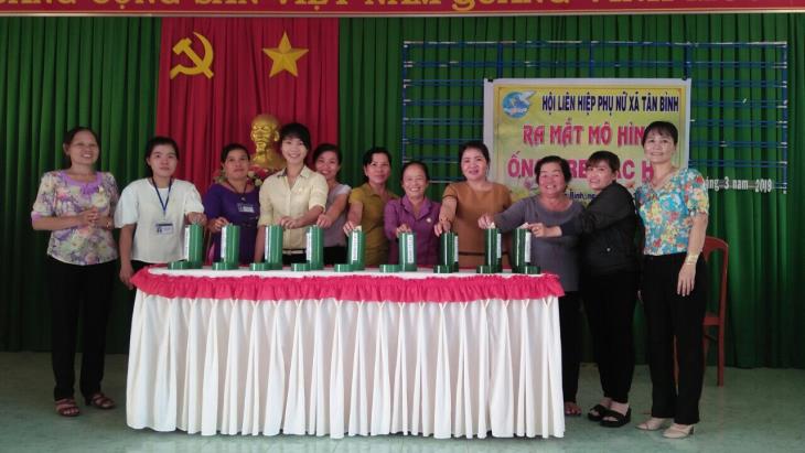 Ra mắt mô hình ống tre Bác Hồ và trao vốn khởi nghiệp cho phụ nữ có hoàn cảnh khó khăn xã Tân Bình