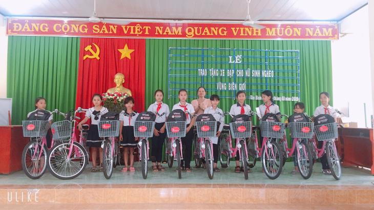 Tân Biên: Trao tặng xe đạp cho học sinh nữ và trao vốn phụ nữ khởi nghiệp cho phụ nữ nghèo 