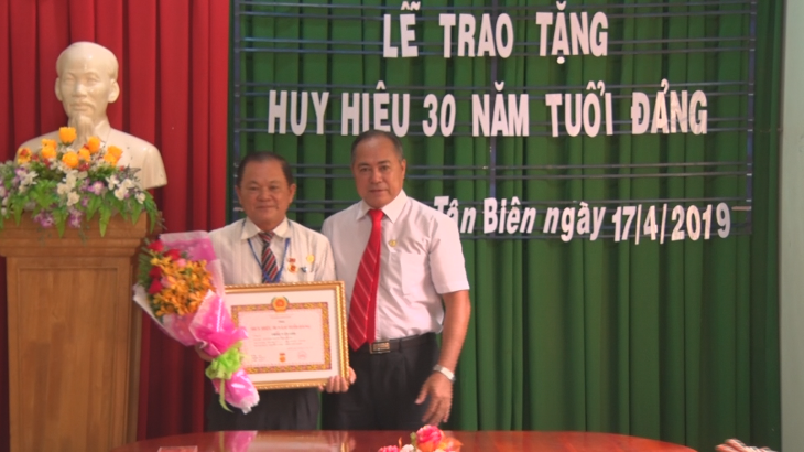  Phó Bí thư thường trực Huyện ủy Tân Biên trao huy hiệu 30 năm tuổi Đảng cho Trưởng Phòng VHTT huyện