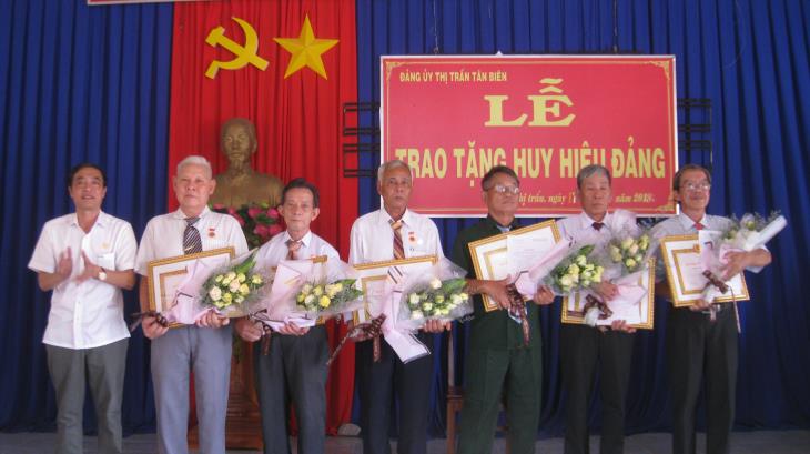 Tân Biên: Trao Huy hiệu 50, 45, 40 và 30 năm tuổi Đảng cho 06 đảng viên lão thành