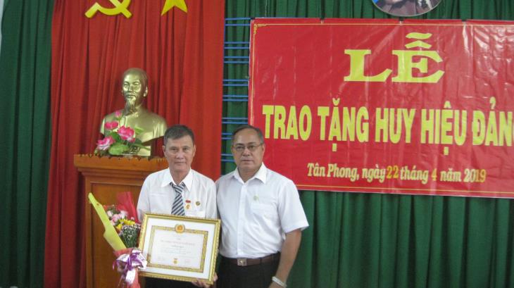Tân Biên: Trao huy hiệu Đảng cho Bí thư chi bộ ấp Đồng Dài, xã Tân Phong