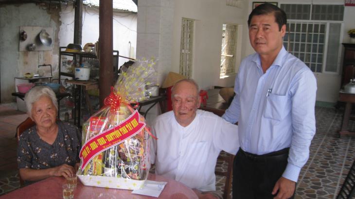  Phó chủ tịch UBND tỉnh Trần Văn Chiến thăm, tặng quà các đối tượng chính sách tại huyện Tân Biên.
